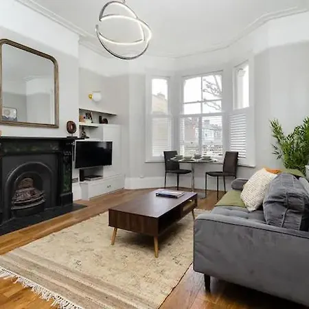Stylish 2 Bedroom Hammersmith