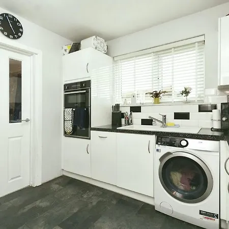 Stunning 3br Penthouse With Ac, Private Lift And Balcony In Apartment London