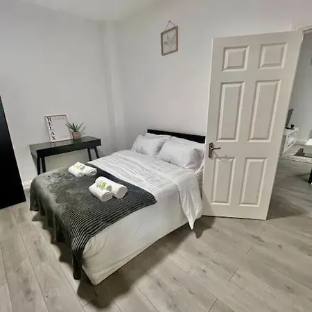 Flat 3 Battersea Park Rd, 2 Bedroom, 1 Bathroom Flat