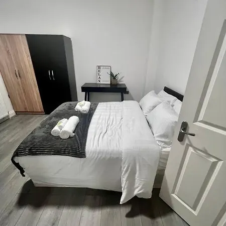 Apartment Flat 3 Battersea Park Rd, 2 Bedroom, 1 Bathroom Flat *