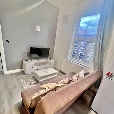 Flat 3 Battersea Park Rd, 2 Bedroom, 1 Bathroom Flat Apartment *