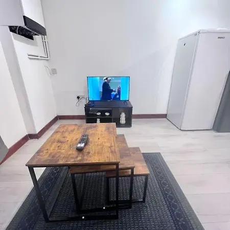 Flat 7 Near Westfield Centre, 1 Bedroom, 1 Bathroom Flat London