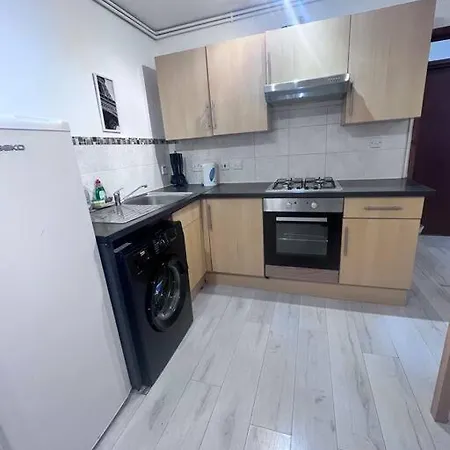 Apartment Flat 7 Near Westfield Centre, 1 Bedroom, 1 Bathroom Flat London