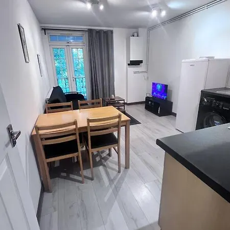 Flat 7 Near Westfield Centre, 1 Bedroom, 1 Bathroom Flat Apartment