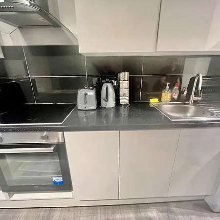 Flat 3 Battersea Park Rd, 2 Bedroom, 1 Bathroom Flat