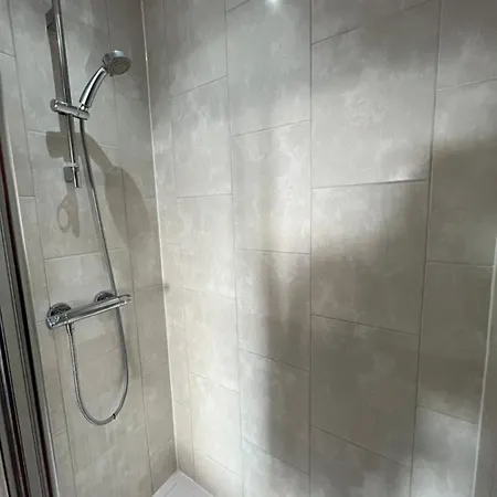 Cityscape Serenity: 10th Floor Oasis Near City Airport, Excel & 02 Appartement