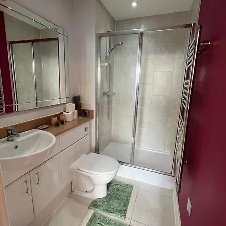 Cityscape Serenity: 10th Floor Oasis Near City Airport, Excel & 02 Appartement
