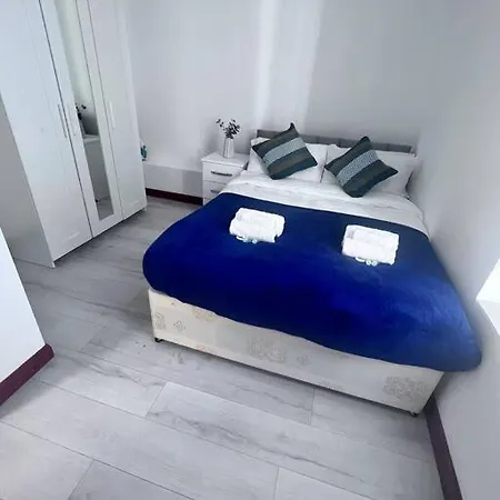 Flat 7 Near Westfield Centre, 1 Bedroom, 1 Bathroom Flat *