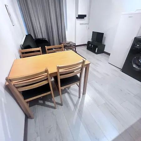 Flat 7 Near Westfield Centre, 1 Bedroom, 1 Bathroom Flat Apartment *