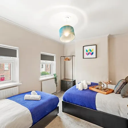 Apartment Crossrail - Large 2 Bedrooms - Sleeps 7 - Perfect For Groups - Private Garden - Wifi - Close To Elizabeth Line For Easy Access To Heathrow And London