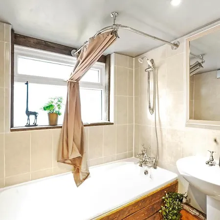 Crossrail - Large 2 Bedrooms - Sleeps 7 - Perfect For Groups - Private Garden - Wifi - Close To Elizabeth Line For Easy Access To Heathrow And London