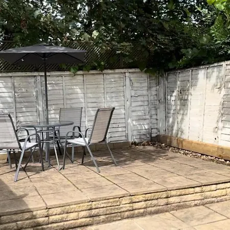 Apartment Crossrail - Large 2 Bedrooms - Sleeps 7 - Perfect For Groups - Private Garden - Wifi - Close To Elizabeth Line For Easy Access To Heathrow And London
