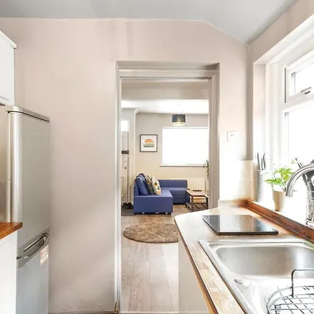 Apartment Crossrail - Large 2 Bedrooms - Sleeps 7 - Perfect For Groups - Private Garden - Wifi - Close To Elizabeth Line For Easy Access To Heathrow And London