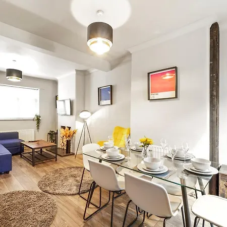 Apartment Crossrail - Large 2 Bedrooms - Sleeps 7 - Perfect For Groups - Private Garden - Wifi - Close To Elizabeth Line For Easy Access To Heathrow And London