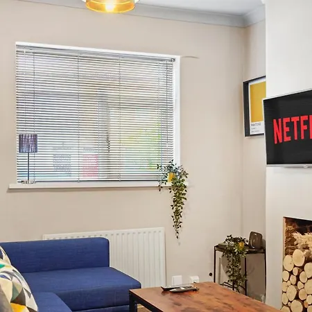 Crossrail - Large 2 Bedrooms - Sleeps 7 - Perfect For Groups - Private Garden - Wifi - Close To Elizabeth Line For Easy Access To Heathrow And London Apartment *