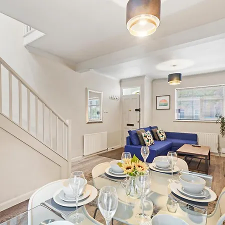 Apartment Crossrail - Large 2 Bedrooms - Sleeps 7 - Perfect For Groups - Private Garden - Wifi - Close To Elizabeth Line For Easy Access To Heathrow And London
