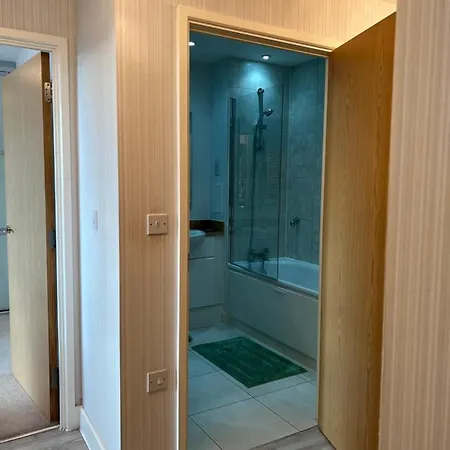 Cityscape Serenity: 10th Floor Oasis Near City Airport, Excel & 02 *