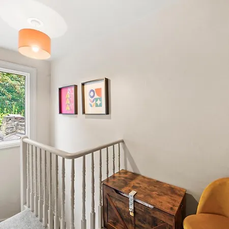 Crossrail - Large 2 Bedrooms - Sleeps 7 - Perfect For Groups - Private Garden - Wifi - Close To Elizabeth Line For Easy Access To Heathrow And London