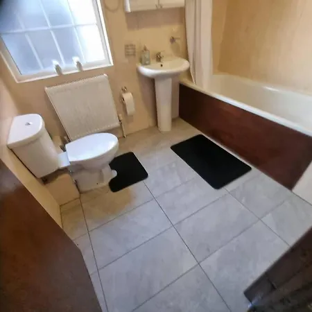 Flat 8 Near Westfield Centre, 1 Bedroom, 1 Bathroom Flat