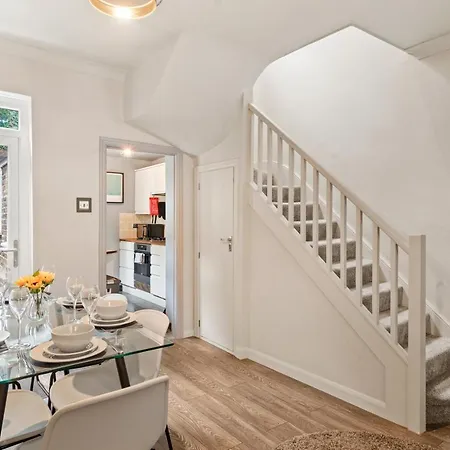 Apartment Crossrail - Large 2 Bedrooms - Sleeps 7 - Perfect For Groups - Private Garden - Wifi - Close To Elizabeth Line For Easy Access To Heathrow And London Greenford (Greater London)