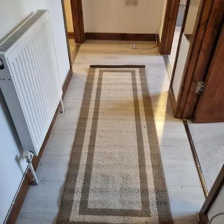 Flat 8 Near Westfield Centre, 1 Bedroom, 1 Bathroom Flat * London