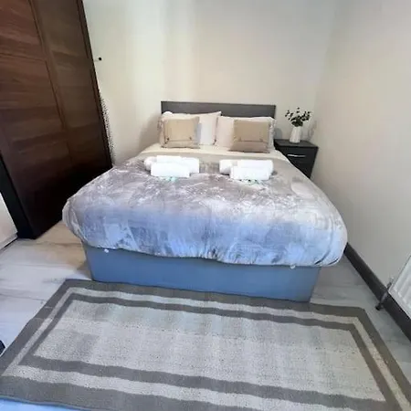 Apartment Flat 8 Near Westfield Centre, 1 Bedroom, 1 Bathroom Flat