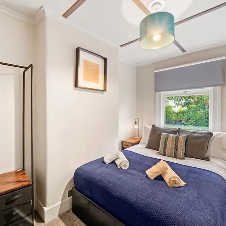 Apartment Crossrail - Large 2 Bedrooms - Sleeps 7 - Perfect For Groups - Private Garden - Wifi - Close To Elizabeth Line For Easy Access To Heathrow And London