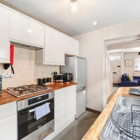 Apartment Crossrail - Large 2 Bedrooms - Sleeps 7 - Perfect For Groups - Private Garden - Wifi - Close To Elizabeth Line For Easy Access To Heathrow And London