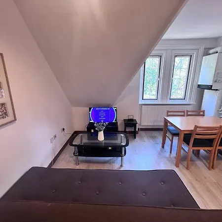 Flat 8 Near Westfield Centre, 1 Bedroom, 1 Bathroom Flat *