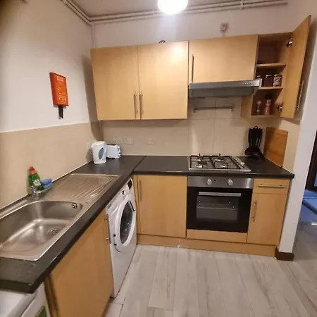 Flat 8 Near Westfield Centre, 1 Bedroom, 1 Bathroom Flat London