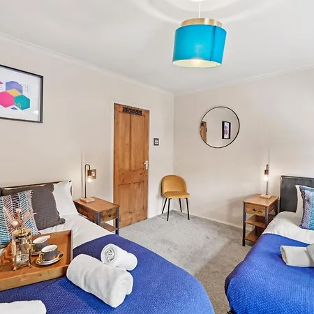 Crossrail - Large 2 Bedrooms - Sleeps 7 - Perfect For Groups - Private Garden - Wifi - Close To Elizabeth Line For Easy Access To Heathrow And London Apartment