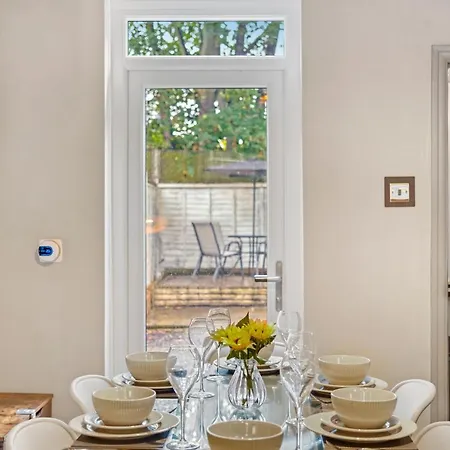 Apartment Crossrail - Large 2 Bedrooms - Sleeps 7 - Perfect For Groups - Private Garden - Wifi - Close To Elizabeth Line For Easy Access To Heathrow And London