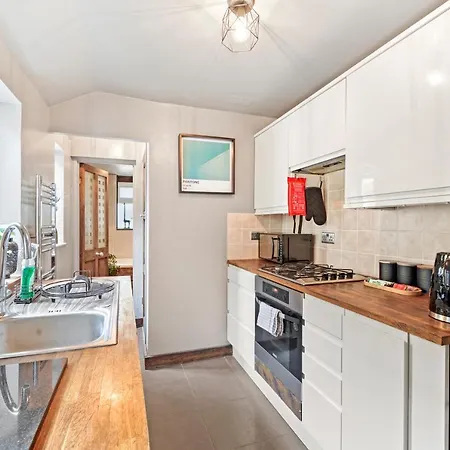 Crossrail - Large 2 Bedrooms - Sleeps 7 - Perfect For Groups - Private Garden - Wifi - Close To Elizabeth Line For Easy Access To Heathrow And London Apartment