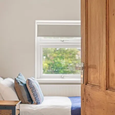 Crossrail - Large 2 Bedrooms - Sleeps 7 - Perfect For Groups - Private Garden - Wifi - Close To Elizabeth Line For Easy Access To Heathrow And London Greenford (Greater London)