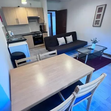 Apartment Flat 8 Near Westfield Centre, 1 Bedroom, 1 Bathroom Flat *