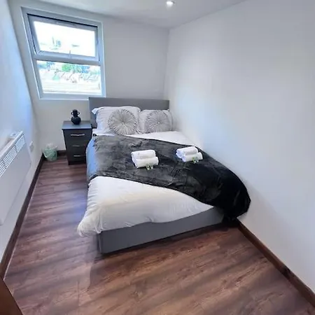 Flat 10 Near Westfield Centre, 1 Bedroom, 1 Bathroom Flat *