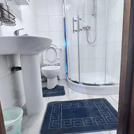 Flat 10 Near Westfield Centre, 1 Bedroom, 1 Bathroom Flat Apartment London
