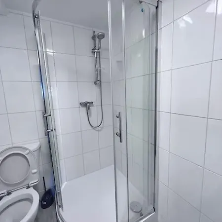 Flat 10 Near Westfield Centre, 1 Bedroom, 1 Bathroom Flat Apartment