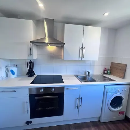 Flat 10 Near Westfield Centre, 1 Bedroom, 1 Bathroom Flat Apartment London