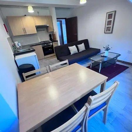 Flat 8 Near Westfield Centre, 1 Bedroom, 1 Bathroom Flat * London