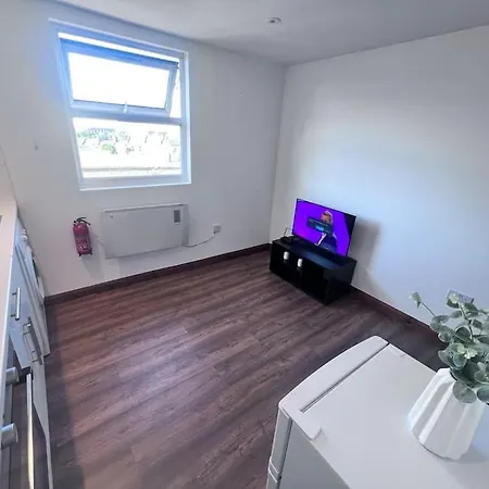 Flat 10 Near Westfield Centre, 1 Bedroom, 1 Bathroom Flat *