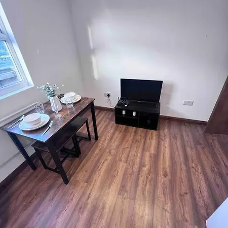 Flat 10 Near Westfield Centre, 1 Bedroom, 1 Bathroom Flat Apartment *
