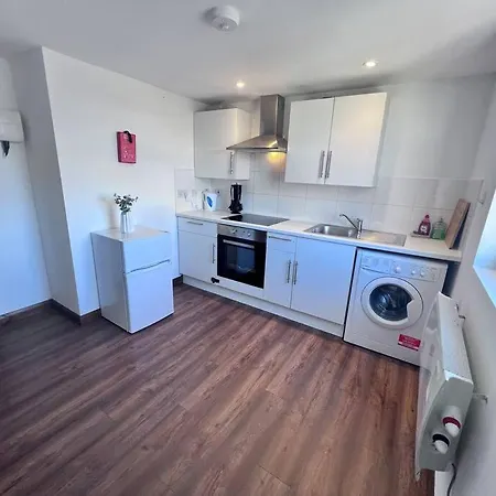 Flat 10 Near Westfield Centre, 1 Bedroom, 1 Bathroom Flat * London