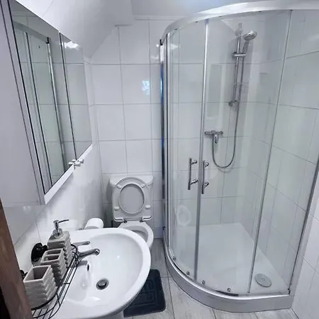 Flat 10 Near Westfield Centre, 1 Bedroom, 1 Bathroom Flat London