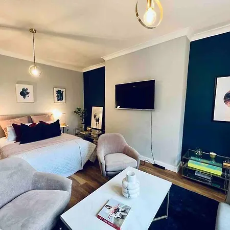 Chic Near Regent's Park N8 *