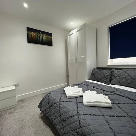 Star London Bell Lane 3-bed Oasis With Garden Hendon