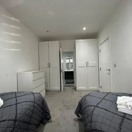 Star London Bell Lane 3-bed Oasis With Garden *