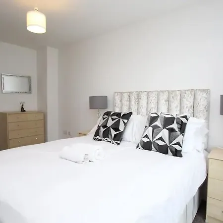 1 Bedroom With Dock Views In E16 *