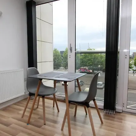 1 Bedroom With Dock Views In E16 Apartment
