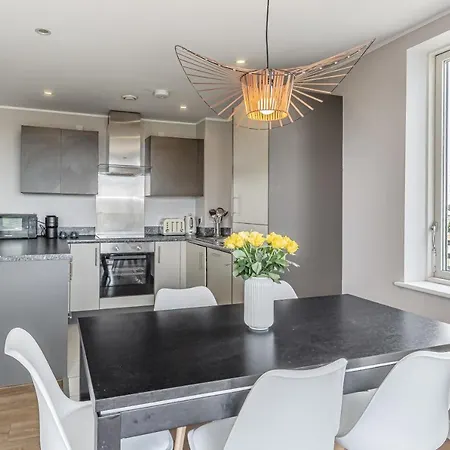 Lovely 3 Beds Penthouse Apartment *